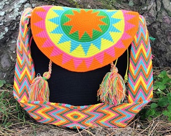 Large black Wayuu bag with automatic closure and lid