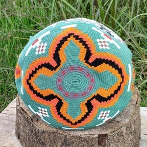 mochila wayuu tejida a mano en técnica de crochet  1 hebra por mujeres indígenas. Hechas con mucho amor en Colombia. Bolso bandolera, bolso étnico, regalo ideal para ella o para él. Regalo de lujo, tamaño: grande