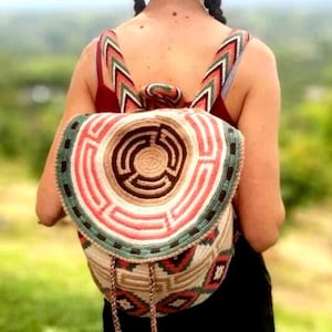 Mochila Wayuu tejido a mano en Colombia con cierre de seguridad y asas ajustables