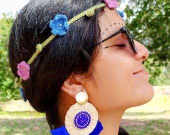 Handwoven earrings with natural palm fiber IRACA in shades of beige and blue - Details of natural raffia perfect for her