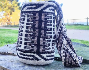 Handwoven Arhuaca bag | "Protection Amulet" | Backpack made of organic native wool