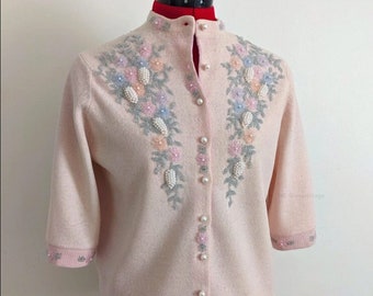 Cardigan en laine brodé de perles rose pâle ancien upcyclé