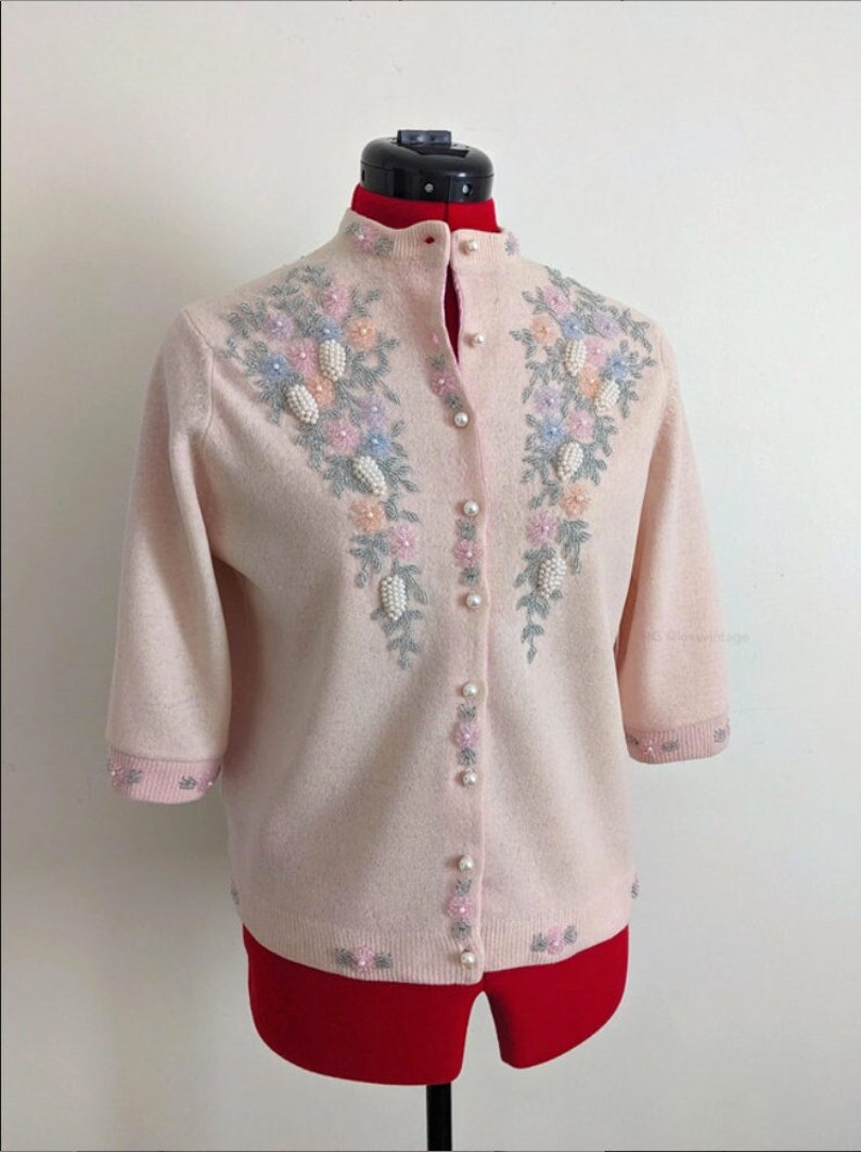 Cardigan en laine brodé de perles rose pâle ancien upcyclé image 1