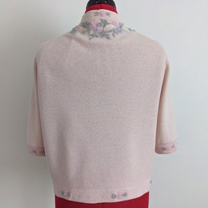 Cardigan en laine brodé de perles rose pâle ancien upcyclé image 4