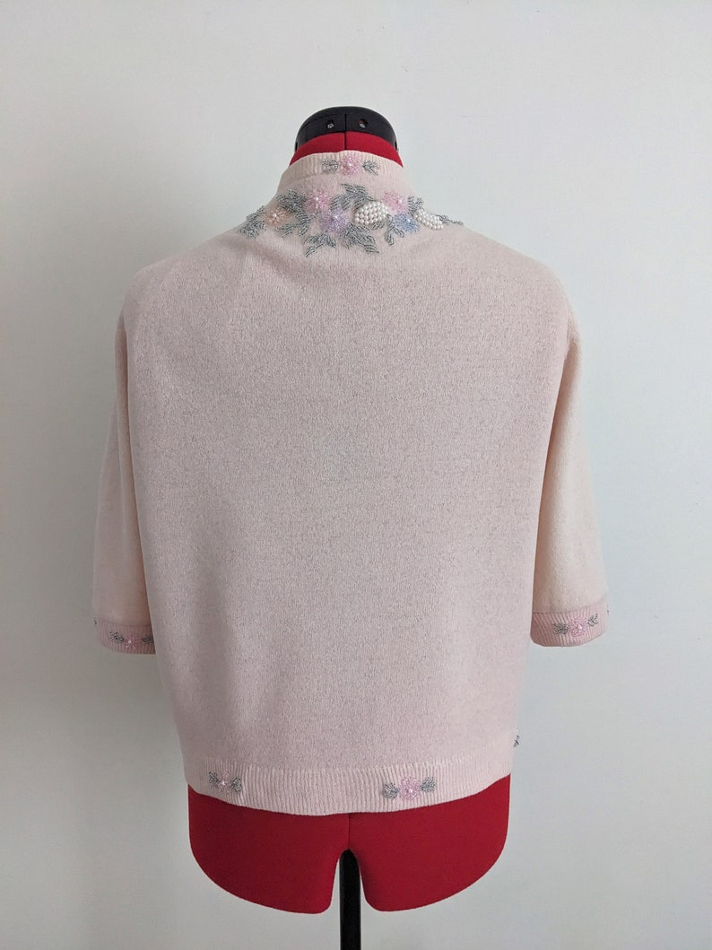 Cardigan en laine brodé de perles rose pâle ancien upcyclé image 4