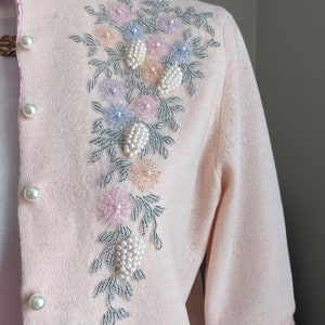 Cardigan en laine brodé de perles rose pâle ancien upcyclé image 5