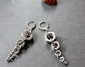 Fünf aufgereihte Muttern. Edelstahl Ohrringe im Grunge Style. Punk Ohrringe. Wasserfester Schmuck. Ausgefallene Ohrringe. Edelstahl Schmuck