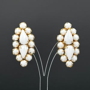 Vintage Ohrringe goldfarben und Milchglas Ohrstecker – 1950er Jahre Statement Schmuck – Retro Hochzeitsgeschenk für Sie