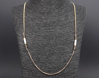 collier vintage AVON doré et perles blanches