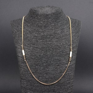 Collar vintage de cadena con cuentas blancas y tono dorado de AVON