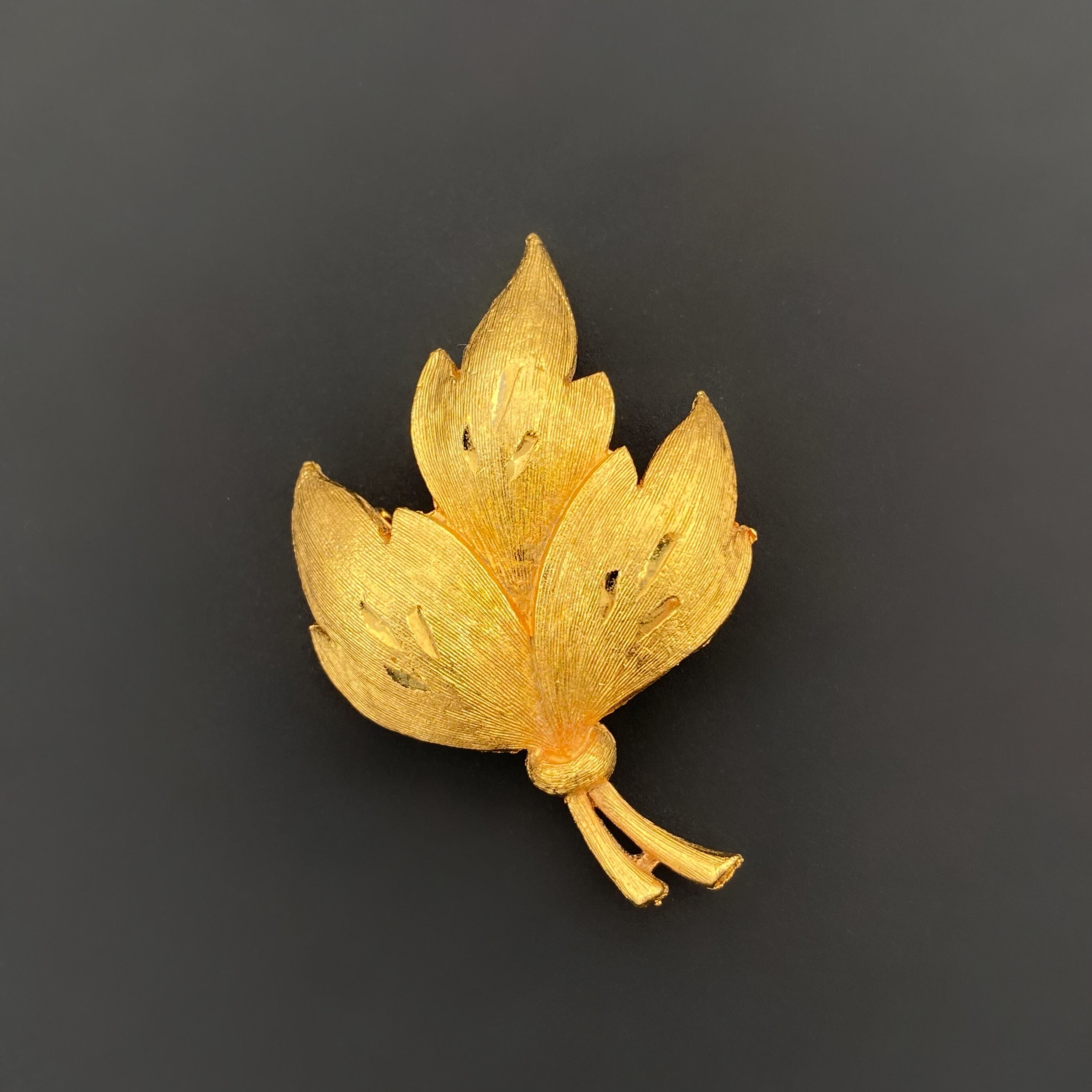 Vintage JJ Jonette gold tone leaf brooch Vintage gift for women Vintage autumn jewelry Fall brooch Curled leaf pin brooch JJ jewelry