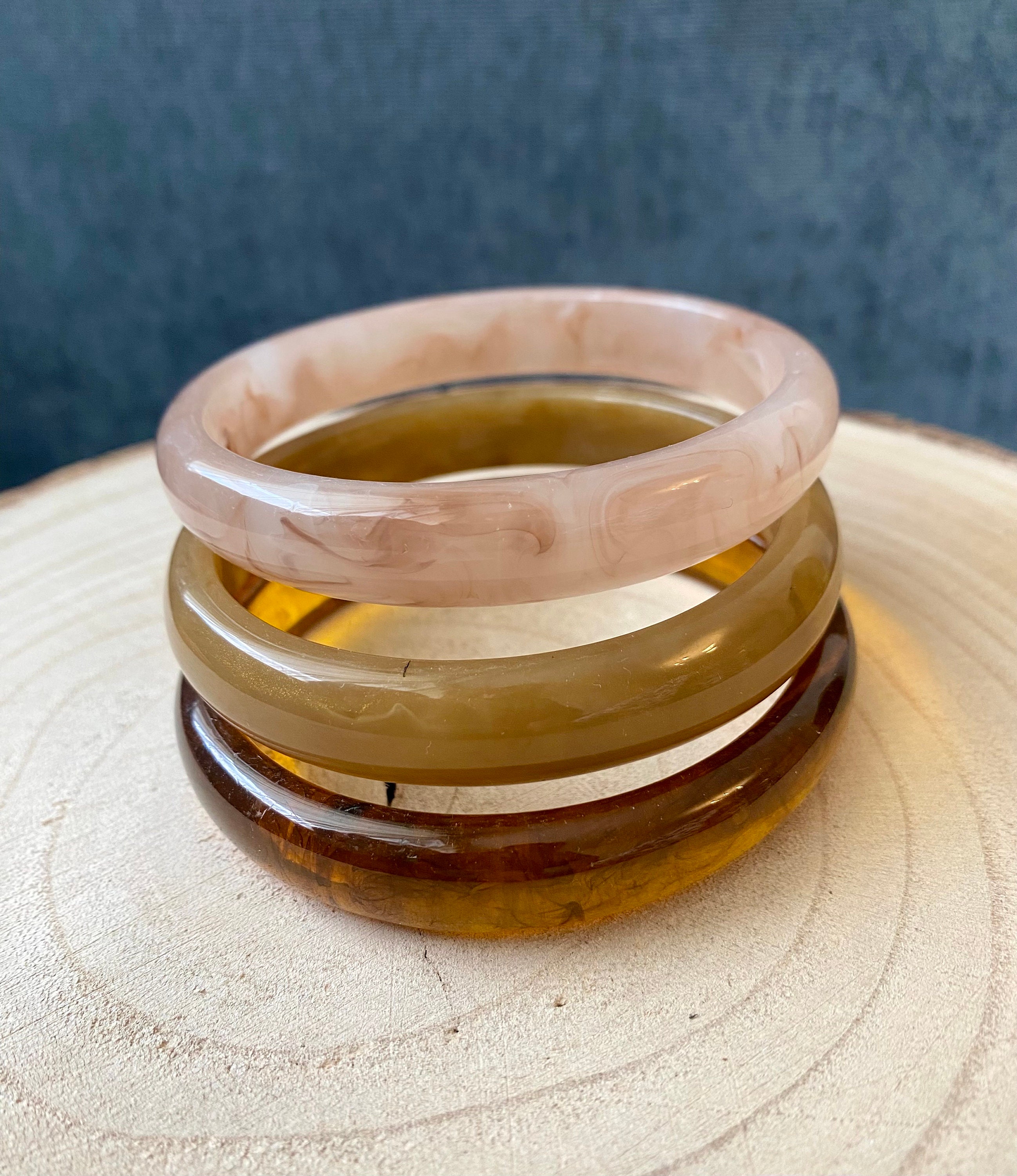 Trendy Bracelet in Smooth Acrylic Resin With Color – Chic Vintage Bangle in Retro Style Trendy Bracelet in Smooth Acrylic Resin With Color – Chic Vintage Bangle in Retro Style