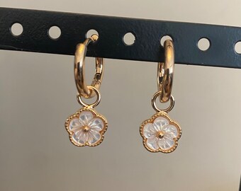 Boucles d’oreilles mini créoles fleurs nacre blanche véritable-Créoles plaquées or -cadeau femme-pour Elle-bijou bohème