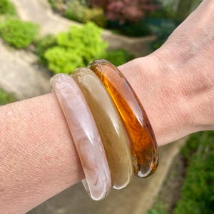 Flerfärgat armband i harts – Boho chic smycken för kvinnor – Stapelbart sommararmband – Original modeaccessoar – Födelsedagspresent