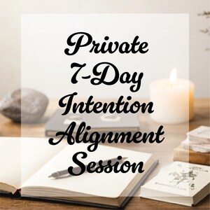 Puede incluir: Una vela encendida junto a una pila de libros y un cuaderno con un bolígrafo. El texto "Private 7-Day Intention Alignment Session" se muestra en una fuente decorativa, lo que sugiere un tema espiritual o de bienestar.