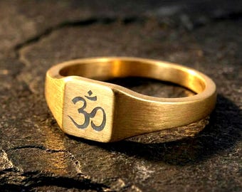 Anillo de sello cuadrado con símbolo Om / acero inoxidable chapado en oro con grabado Ohm