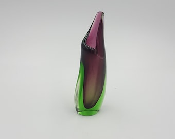 Vase vintage de Murano en verre Sommerso de fabrication italienne, multicouche pourpre, transparent et vert, vers les années 1970.