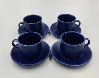 Set di quattro tazze blu oceano della Langenthal svizzera con piattini e/o lattiera, anni '70