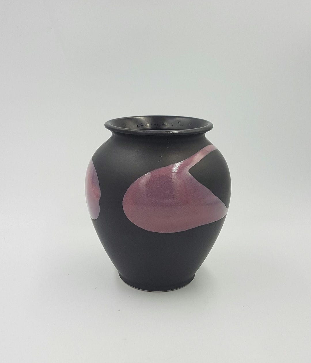 ヴィンテージベイ西ドイツ陶器花瓶、黒地に紫の装飾 - Etsy 日本