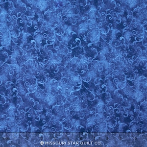 Essentials Filigree di Cynthia Coulter per Wilmington Prints 42324-440 Dk. Blue, venduto a 1/2 iarda.