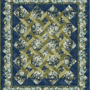 Può includere: Una trapunta floreale con sfondo blu navy e un motivo ripetuto di fiori blu e bianchi. La trapunta presenta un motivo a griglia con accenti verde oliva e un bordo floreale.