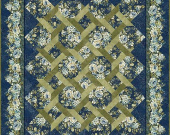 Puede incluir: Un edredón floral con un fondo azul marino y un patrón repetido de flores azules y blancas. El edredón presenta un diseño de celosía con acentos verde oliva y un borde floral.