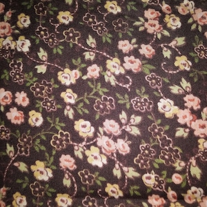 Blumen in Pfirsich und Gelb auf braunem Hintergrund von Quilting Treasures Nummer unbekannt verkauft per 1/2 Meter