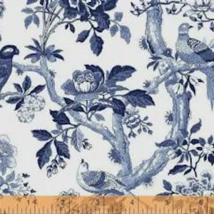 Puede incluir: Tela blanca con un diseño floral y de pájaros azul. El patrón presenta ilustraciones detalladas de pájaros posados en ramas con flores y hojas. Una regla está en la parte inferior, con medidas en centímetros.
