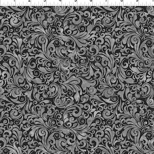 Può includere: Un tessuto con un motivo ripetuto di disegni floreali stilizzati e vorticosi in tonalità di grigio e argento su uno sfondo grigio scuro. Il motivo ha un'atmosfera vintage e ornata, adatta a vari progetti artigianali.