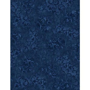 Pode incluir: Tecido azul escuro com aparência texturizada. Apresenta um padrão repetitivo de vinhas e elementos florais em um tom de azul ligeiramente mais escuro. O design cria uma sensação de profundidade e elegância.