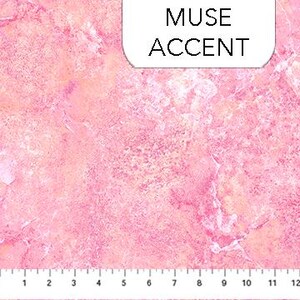 Könnte beinhalten: Rosa-oranger Stoff mit Marmor-Muster, auf dem in Weiß "MUSE ACCENT" steht.