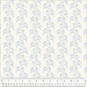 Pode incluir: Um tecido branco com um padrão repetitivo de videiras florais azuis claras. O tecido tem uma textura sutil e um visual suave e delicado.