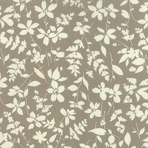 Pode incluir: Um padrão de tecido sem costura com fundo bege e desenhos florais e de samambaias brancas.