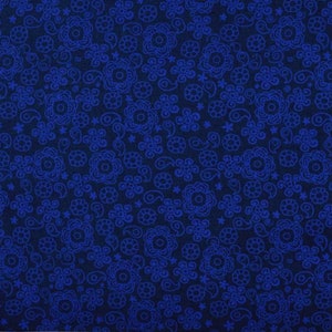 Navy Lace von Fabri-quilt 112-26065 verkauft per 1/2 Meter.