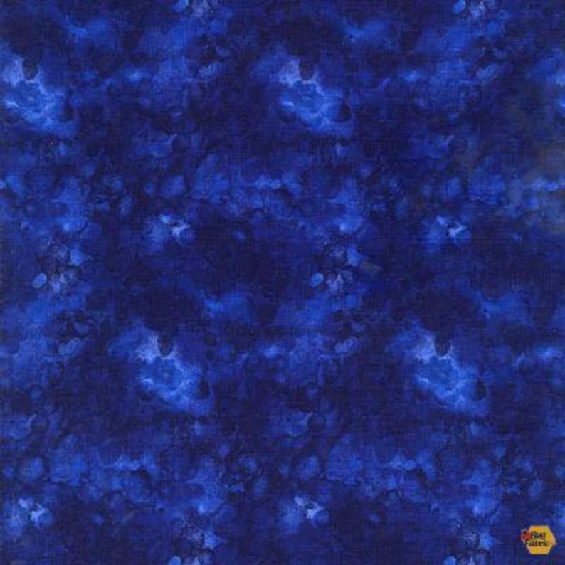 Op de afbeelding: Een blauwe stof met een gemarmerd, wolkig patroon. De stof heeft een subtiele textuur en een diepblauwe kleur.