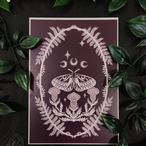 Impression de carte postale de style linogravure à base de plantes de thym bordeaux