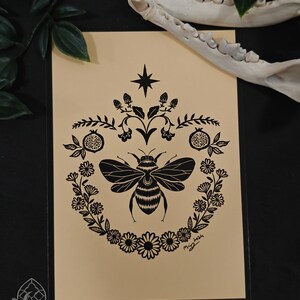 Impression de carte postale de style impression linogravure bourdon abeille du jardin