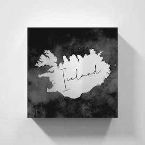 Islandkarte auf Metall: Landkarte im minimalistischen Design. Kunstdruck im Aquarelllook auf echtem Metall.