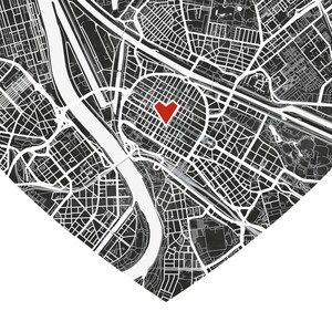 Może przedstawiać: Czarno-biała mapa miasta z czerwonym sercem w centrum.