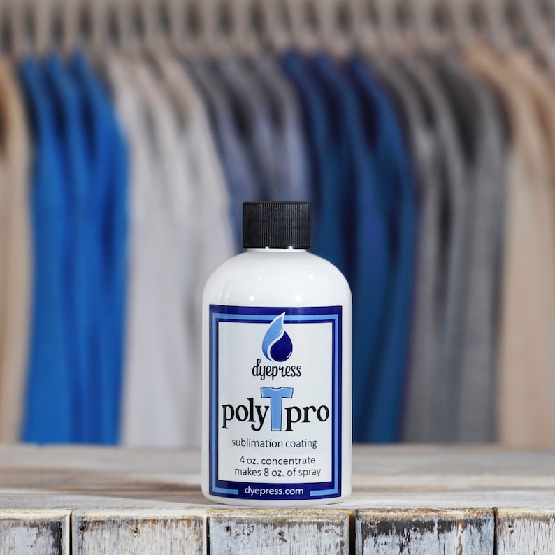 K&ouml;nnte beinhalten: Eine wei&szlig;e Flasche mit Dye Press Poly Pro Sublimationsbeschichtung. Die Flasche ist mit dem Text "dyepress poly pro sublimation coating 4 oz. concentrate makes 8 oz. of spray dyepress.com" beschriftet.