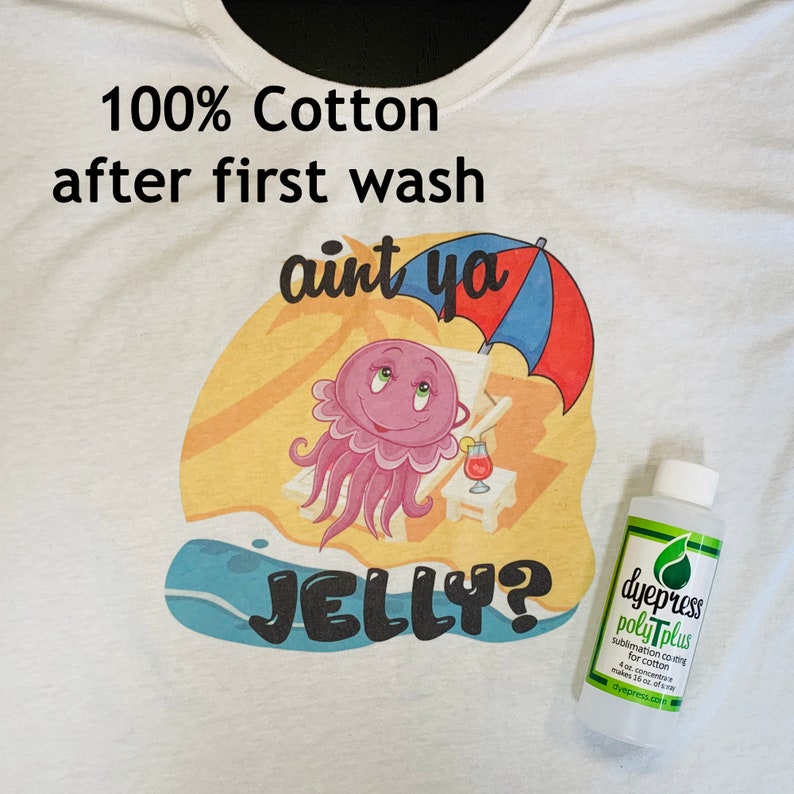 Pu&ograve; includere: Una maglietta bianca con una grafica di una medusa dei cartoni animati su una spiaggia con un ombrello e il testo "aint ya JELLY?" stampato su di essa. La maglietta &egrave; in 100% cotone ed &egrave; stata lavata una volta. Nell'immagine &egrave; anche mostrata una bottiglia di rivestimento di sublimazione polyplus dye press per cotone.