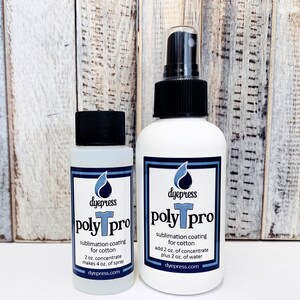 K&ouml;nnte beinhalten: Zwei Flaschen Dye Press Poly Pro Sublimationsbeschichtung f&uuml;r Baumwolle. Die kleinere Flasche enth&auml;lt 2 Unzen Konzentrat und ergibt 4 Unzen Spr&uuml;hmittel. Die gr&ouml;&szlig;ere Flasche enth&auml;lt 2 Unzen Konzentrat und erfordert die Zugabe von 2 Unzen Wasser. Beide Flaschen haben ein blaues und wei&szlig;es Etikett mit einem Wassertropfen-Logo.