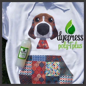 Pu&ograve; includere: Felpa bianca con un design di cane colorato e fantasia sul davanti. La felpa ha una tasca con un motivo simile. Una bottiglia di "dyepress polyT plus" &egrave; nell'immagine.