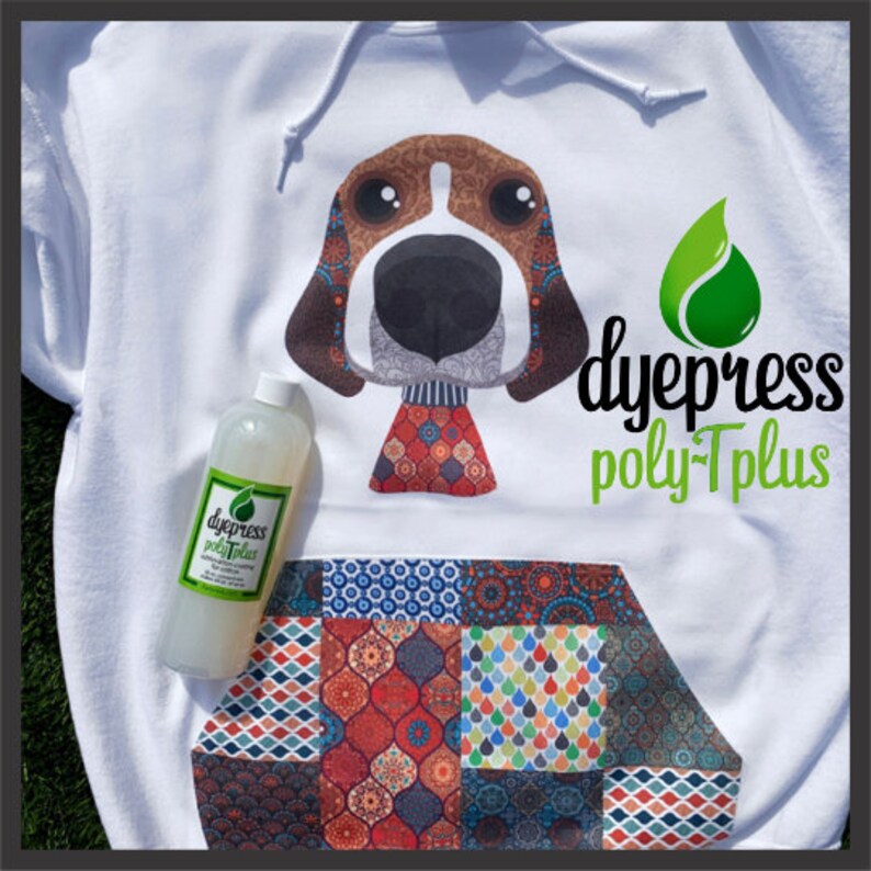 Pu&ograve; includere: Felpa bianca con un design di cane colorato e fantasia sul davanti. La felpa ha una tasca con un motivo simile. Una bottiglia di "dyepress polyT plus" &egrave; nell'immagine.