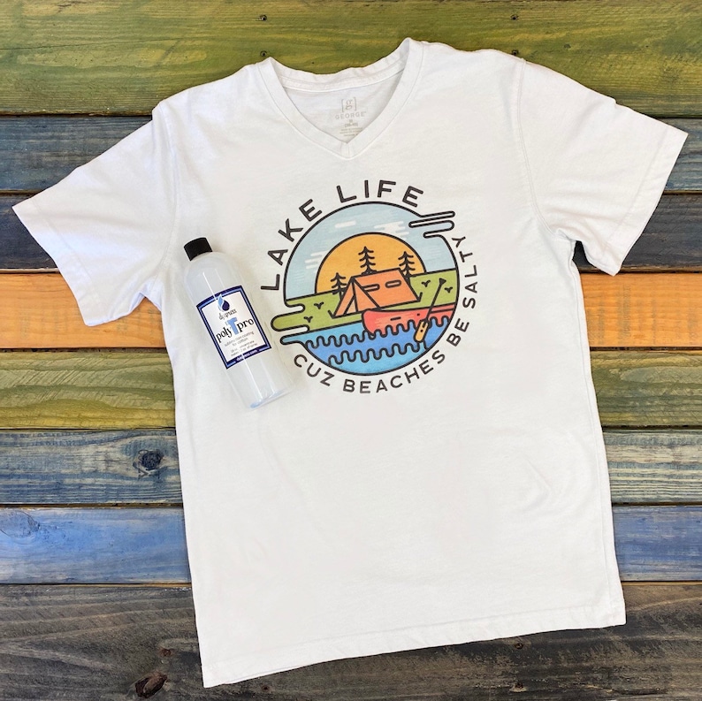 K&ouml;nnte beinhalten: Wei&szlig;es T-Shirt mit V-Ausschnitt und einem Aufdruck einer Seenszene mit einem Zelt, einem Kanu und dem Text "LAKE LIFE CUZ BEACHES BE SALTY".