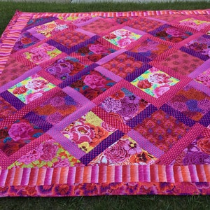 Floral Spot - Kaffe Fassett&#39;s Floral Checkerboard Quilt