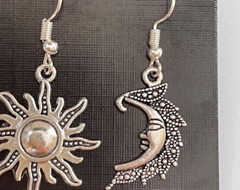 Pendientes colgantes desiguales de sol y luna celestiales: plata tibetana