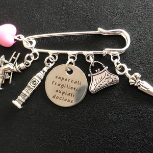 SUPERCALIFRAGILISTICEXPIALLDOCIOUS Mary Poppins Inspired Kilt Pin Brooch Scarf  Pin In Gift Bag