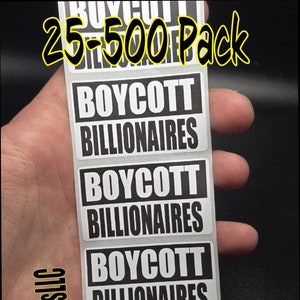 Könnte beinhalten: Ein Bogen mit vier schwarzen und weißen Aufklebern mit dem Text "BOYCOTT BILLIONAIRES", der auf jedem Aufkleber wiederholt wird. Die Aufkleber befinden sich auf einem silbernen Hintergrund. Der Text "25-500 Pack" ist in Schwarz auf gelbem Hintergrund über den Aufklebern geschrieben.