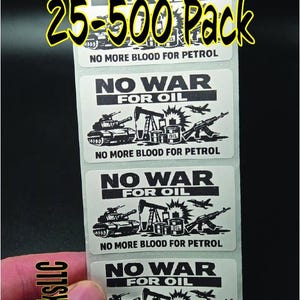 Op de afbeelding: Een vel rechthoekige stickers met de tekst "NO WAR FOR OIL" en "NO MORE BLOOD FOR PETROL". De stickers bevatten illustraties van een tank, olieboortorens, straaljagers en geweren. De tekst "25-500 Pack" is ook zichtbaar.